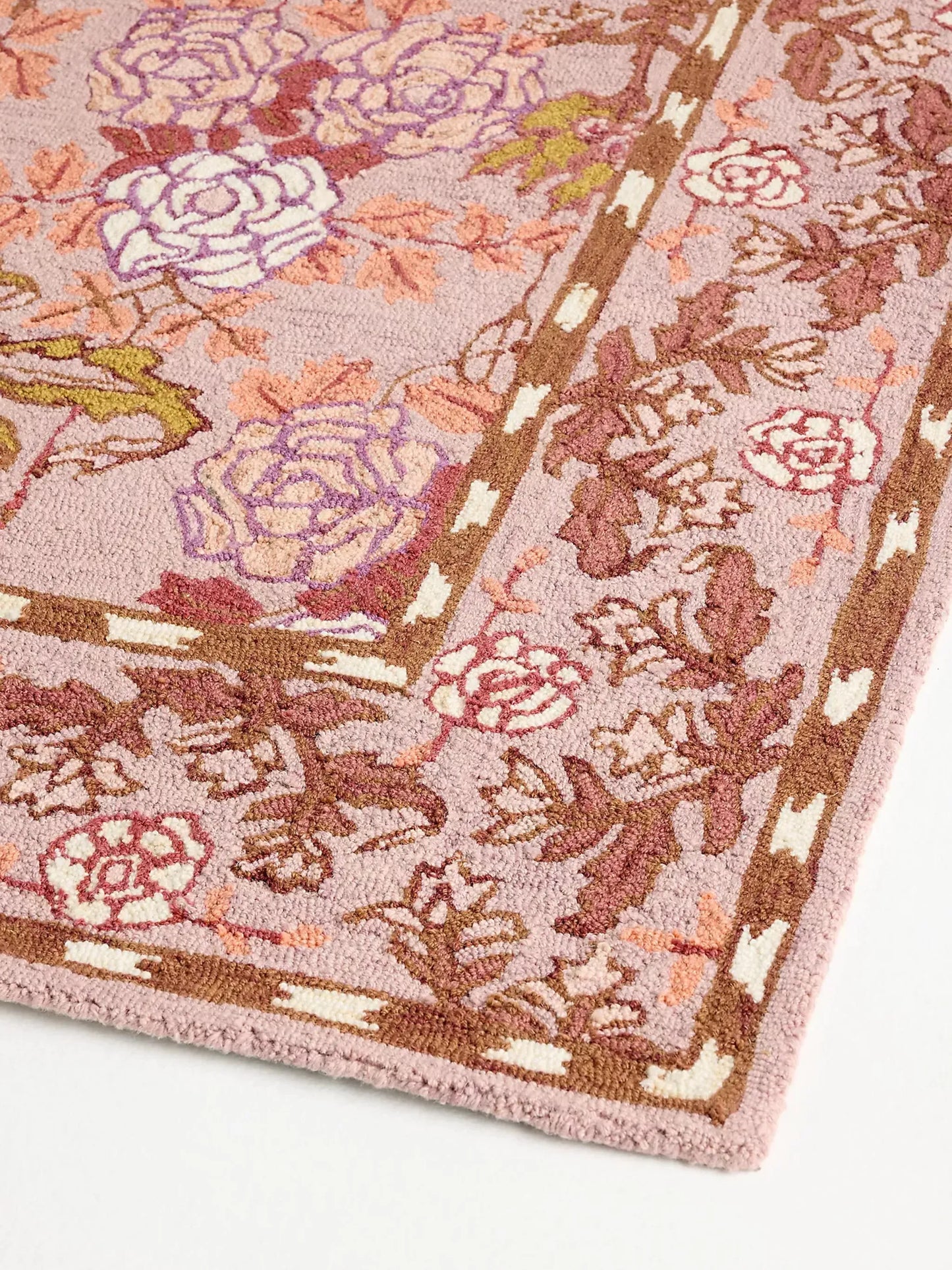 Tufted hooked floral rug