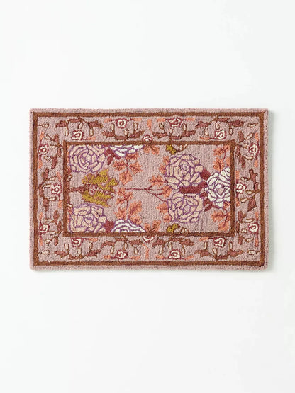 Tufted hooked floral rug