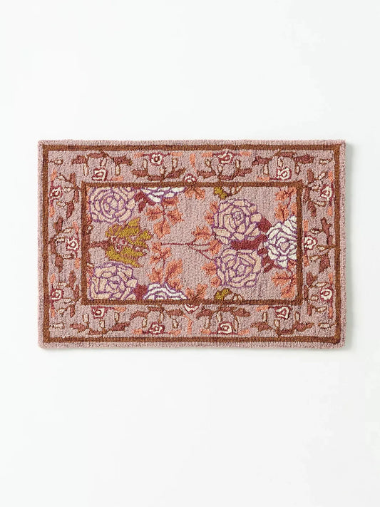 Tufted hooked floral rug